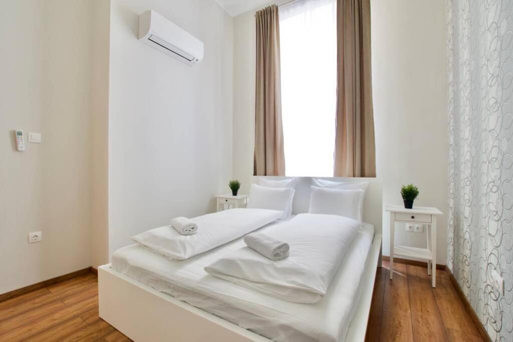 Premium Apartment By Hi5 - Central 3 Bedroom Budapest Luaran gambar