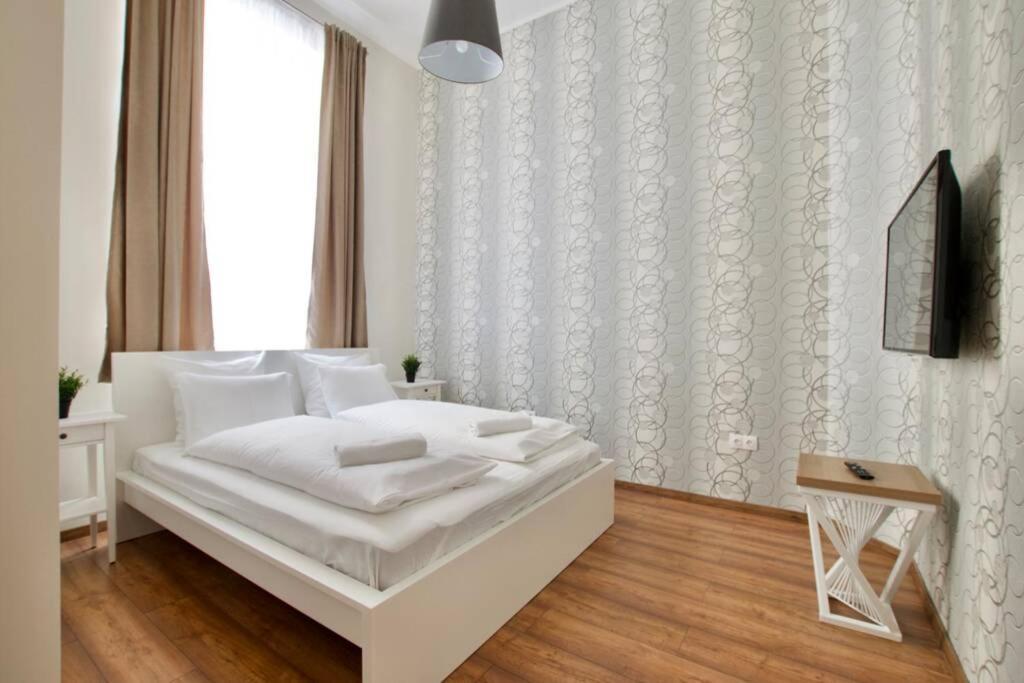 Premium Apartment By Hi5 - Central 3 Bedroom Budapest Luaran gambar