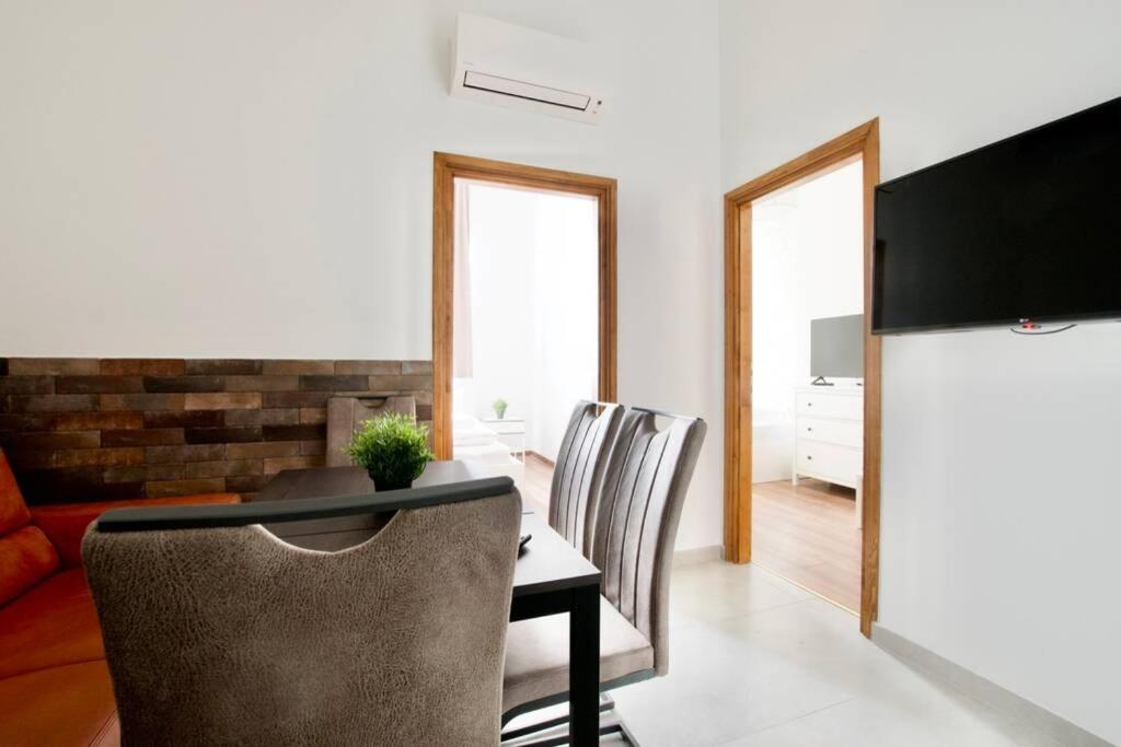 Premium Apartment By Hi5 - Central 3 Bedroom Budapest Luaran gambar