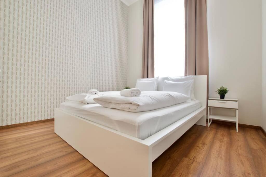 Premium Apartment By Hi5 - Central 3 Bedroom Budapest Luaran gambar